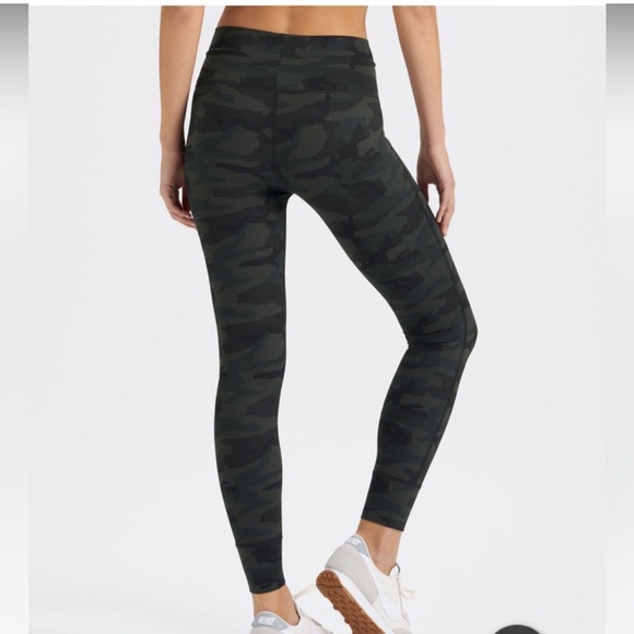 Vuori daily leggings in green camo size Small flawed - Picture 6 of 7